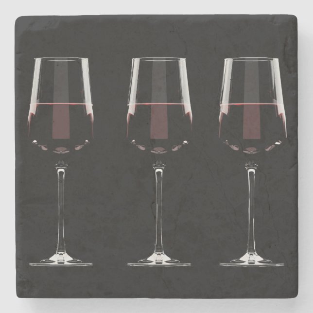 Vin-glas med rött vin på svart stenunderlägg (Framsidan)