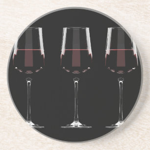 Vin-glas med rött vin på svart underlägg