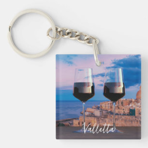 Vin-glas med tanke på solnedgången över Valletta