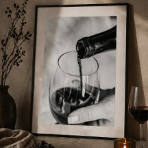 Vin hälls elegant glas och flaska närbild