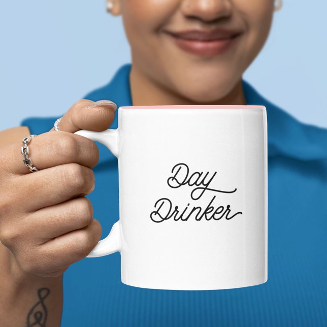 Vin, Humor Trendig Typography Day Drinker Två-Tonad Mugg (Skapare uppladdad)