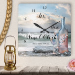 Vin OClock Romantic Beach Clock Fyrkantig Klocka<br><div class="desc">Det är alltid Vin O'Clock artistisk väggklocka med en originalmålning av en flaska i vin med glasögon på strandfronten. Klocknumren finns i en separat fil och kan tas bort om du inte behöver dem. För alla alternativ väljer du "anpassa" eller "anpassa". Vackert för en säljare i vin eller som en...</div>