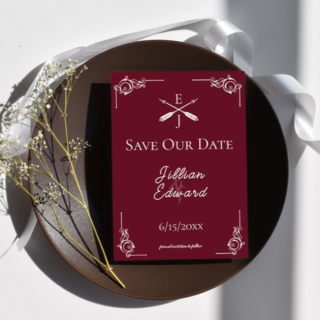 Vin Red Monogram och pilar Spara datum Meddelande (Wine Red Monogram and Arrows Save the Date)