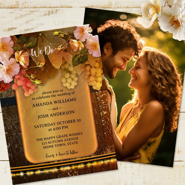 Vin Thmet String Ljus Photo Bröllop Inbjudningar (Wedding invitation featuring grapes and roses on a rustic wood wine barrel on gold and string lights)