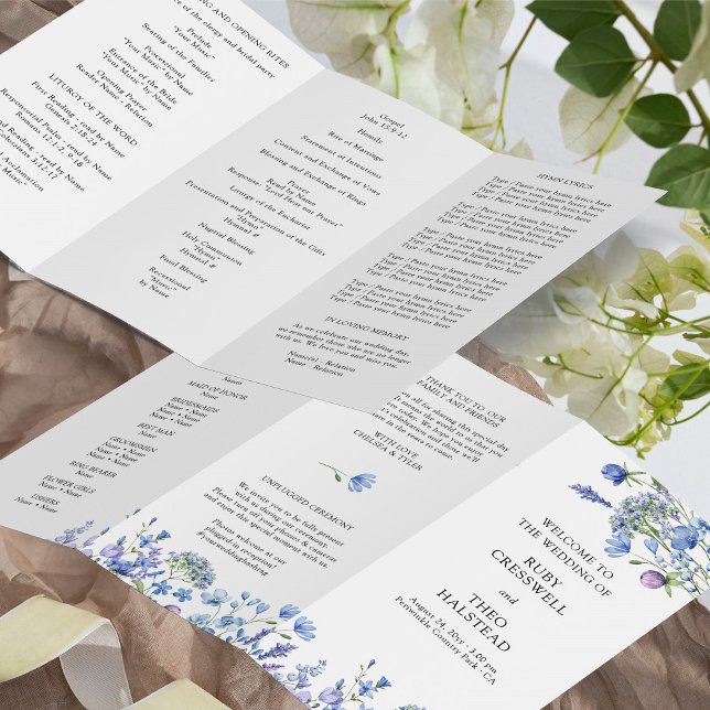 Vinblå Vildblomma Bröllopsceremoni Program (Wedding Program from the Lilac Periwinkle Wildflower Collection by Darling & May)