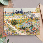 Vincent van Gogh Garden vid Arles 1888 Painting Vykort<br><div class="desc">Vincent van Goghs "The Garden at Arles" från 1888 är en strålande och livfull målning som ger en färgstark och luddig trädgård som omger konstnärens hus i Arles, Frankrike. Konstverket visar Van Goghs utmärkande stil med sitt djärva penselarbete och använda av starkt färg, och uppmanar tittarna att uppleva naturens skönhet...</div>