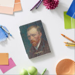 Vincent Van Gogh Självporträtt Vintage Monogrammed iPad Mini Skydd<br><div class="desc">Skapa din egen anpassningsbar, personlig, elegant faux-typsnitt för guld, vintage bra konst/mästerverk/klassisk konst älskare och Van Gogh konnoisseurs, magnetiskt iPad-smart hölje som ramlar in i mångans stativ och har grått-mikrofiber insida som hjälper till att skydda skärm- och väcknings-/vilofunktionen, och på framsidan har du en tunn, detaljerad färgstark självbild porträtt vintage...</div>