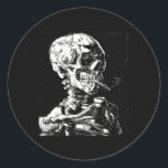 Vincent Van Gogh Skull med Cigarette Skeleton Hal Runt Klistermärke<br><div class="desc">Vincent Van Gogh Skull med Cigarette Skeleton Halloween</div>