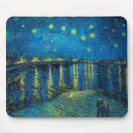 Vincent Van Gogh Starry Natten om Rhone Musmatta<br><div class="desc">Van Gogh-mästerverk Starry Night - En målning av Vincent Van Gogh,  Starry Night Over the Rhone,  visar en natt fylld med stjärnor och en bro. Målad i Arles Frankrike nattetid,  målad 1888.</div>