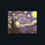 Vincent van Gogh - Starry Night Canvastryck<br><div class="desc">Starry Night (1889) av Vincent van Gogh är en vintage post impressionism bra konst liggande naturmålning. En syn på en stad i dalen på natten med molnen snurrande, stjärnorna skugga och en vacker gyllene gult krescent måne. Den målades under dagen från minnet och är van Goghs mest berömd målning. Om...</div>