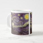 Vincent van Gogh - Starry Night Jumbo Mugg<br><div class="desc">Starry Night (1889) av Vincent van Gogh är en vintage post impressionism bra konst liggande naturmålning. En syn på en stad i dalen på natten med molnen snurrande, stjärnorna skugga och en vacker gyllene gult krescent måne. Den målades under dagen från minnet och är van Goghs mest berömd målning. Om...</div>