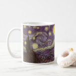 Vincent van Gogh - Starry Night Kaffemugg<br><div class="desc">Starry Night (1889) av Vincent van Gogh är en vintage post impressionism bra konst liggande naturmålning. En syn på en stad i dalen på natten med molnen snurrande, stjärnorna skugga och en vacker gyllene gult krescent måne. Den målades under dagen från minnet och är van Goghs mest berömd målning. Om...</div>