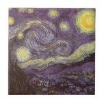 Vincent van Gogh - Starry Night Kakelplatta<br><div class="desc">Starry Night (1889) av Vincent van Gogh är en vintage post impressionism bra konst liggande naturmålning. En syn på en stad i dalen på natten med molnen snurrande, stjärnorna skugga och en vacker gyllene gult krescent måne. Den målades under dagen från minnet och är van Goghs mest berömd målning. Om...</div>