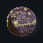 Vincent van Gogh - Starry Night Knapp<br><div class="desc">Starry Night (1889) av Vincent van Gogh är en vintage post impressionism bra konst liggande naturmålning. En syn på en stad i dalen på natten med molnen snurrande, stjärnorna skugga och en vacker gyllene gult krescent måne. Den målades under dagen från minnet och är van Goghs mest berömd målning. Om...</div>