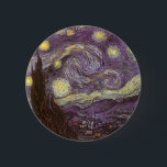 Vincent van Gogh - Starry Night Knapp<br><div class="desc">Starry Night (1889) av Vincent van Gogh är en vintage post impressionism bra konst liggande naturmålning. En syn på en stad i dalen på natten med molnen snurrande, stjärnorna skugga och en vacker gyllene gult krescent måne. Den målades under dagen från minnet och är van Goghs mest berömd målning. Om...</div>