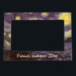 Vincent van Gogh - Starry Night Magnetisk Fotoram<br><div class="desc">Starry Night (1889) av Vincent van Gogh är en vintage post impressionism bra konst liggande naturmålning. En syn på en stad i dalen på natten med molnen snurrande, stjärnorna skugga och en vacker gyllene gult krescent måne. Den målades under dagen från minnet och är van Goghs mest berömd målning. Om...</div>