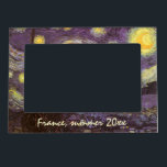 Vincent van Gogh - Starry Night Magnetisk Fotoram<br><div class="desc">Starry Night (1889) av Vincent van Gogh är en vintage post impressionism bra konst liggande naturmålning. En syn på en stad i dalen på natten med molnen snurrande, stjärnorna skugga och en vacker gyllene gult krescent måne. Den målades under dagen från minnet och är van Goghs mest berömd målning. Om...</div>