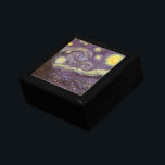 Vincent van Gogh - Starry Night Minnesask<br><div class="desc">Starry Night (1889) av Vincent van Gogh är en vintage post impressionism bra konst liggande naturmålning. En syn på en stad i dalen på natten med molnen snurrande, stjärnorna skugga och en vacker gyllene gult krescent måne. Den målades under dagen från minnet och är van Goghs mest berömd målning. Om...</div>