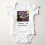 Vincent van Gogh - Starry Night Tee<br><div class="desc">Starry Night (1889) av Vincent van Gogh är en vintage post impressionism bra konst liggande naturmålning. En syn på en stad i dalen på natten med molnen snurrande, stjärnorna skugga och en vacker gyllene gult krescent måne. Den målades under dagen från minnet och är van Goghs mest berömd målning. Om...</div>