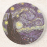 Vincent van Gogh - Starry Night Underlägg Sandsten<br><div class="desc">Starry Night (1889) av Vincent van Gogh är en vintage post impressionism bra konst liggande naturmålning. En syn på en stad i dalen på natten med molnen snurrande, stjärnorna skugga och en vacker gyllene gult krescent måne. Den målades under dagen från minnet och är van Goghs mest berömd målning. Om...</div>