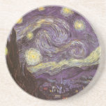 Vincent van Gogh - Starry Night Underlägg Sandsten<br><div class="desc">Starry Night (1889) av Vincent van Gogh är en vintage post impressionism bra konst liggande naturmålning. En syn på en stad i dalen på natten med molnen snurrande, stjärnorna skugga och en vacker gyllene gult krescent måne. Den målades under dagen från minnet och är van Goghs mest berömd målning. Om...</div>