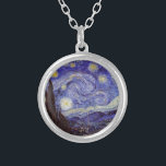 Vincent Van Gogh Starry Night Vintage Fine Art Silverpläterat Halsband<br><div class="desc">Vincent van Gogh Starry Night Fine Art Painting Starry Night är en målning av den nederländske postimponerande konstnären Vincent van Gogh. Den blå natten i himlar är fylld med roliga moln, stjärnor och ett ljust halvmånsfärande måne. Starry Natt är den enda nokturn i serien av vyer från hans sovrumsfönster. Movement:...</div>