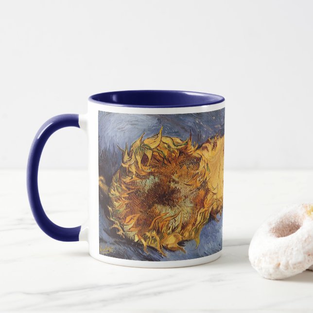 Vincent van Gogh - Stilleben: Två avskurna solroso Mugg (Med munk)