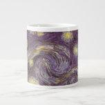Vincent van Gogh - Stjärnenatt Jumbo Mugg<br><div class="desc">Stjärnklar natt (1889) av Vincent van Gogh är en gammal post-impressionistisk fin konst landskapsnaturmålning. En vy över en stad i en dal på natten med virvlande moln,  lysande stjärnor och en vacker gyllengul halvmåne. Den målades under dagen från minnet och är van Goghs mest berömda målning.</div>