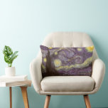 Vincent van Gogh - Stjärnenatt Lumbarkudde<br><div class="desc">Stjärnklar natt (1889) av Vincent van Gogh är en gammal post-impressionistisk fin konst landskapsnaturmålning. En vy över en stad i en dal på natten med virvlande moln,  lysande stjärnor och en vacker gyllengul halvmåne. Den målades under dagen från minnet och är van Goghs mest berömda målning.</div>