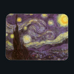 Vincent van Gogh - Stjärnenatt Magnet<br><div class="desc">Stjärnklara natten (1889) av Vincent van Gogh är en gammal post-impressionistisk finkonst landskapsnaturmålning. En vy av en stad i en dal på natten med virvlande moln,  skinande stjärnor och en vacker gyllengul halvmåne. Den målades under dagen från minnet och är van Goghs mest berömda verk.</div>