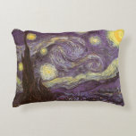 Vincent van Gogh - Stjärnenatt Prydnadskudde<br><div class="desc">Stjärnenatt (1889) av Vincent van Gogh är en vintage post-impressionistisk fin konst landskapsnaturmålning. En vy över en stad i en dal på natten med virvlande moln,  lysande stjärnor och en vacker gyllengul halvmåne. Den målades under dagen från minnet och är van Goghs mest berömda målning.</div>