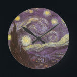 Vincent van Gogh - Stjärnenatt Rund Klocka<br><div class="desc">Stjärnenatt (1889) av Vincent van Gogh är en vintage post-impressionistisk fin konst landskapsnaturmålning. En vy över en stad i en dal på natten med virvlande moln,  lysande stjärnor och en vacker gyllengul halvmåne. Den målades under dagen från minnet och är van Goghs mest kända målning.</div>