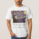 Vincent van Gogh - Stjärnenatt T-shirt<br><div class="desc">Stjärnenatt (1889) av Vincent van Gogh är en klassisk post-impressionistisk fin konst landskapsnaturmålning. En vy över en stad i en dal på natten med virvlande moln,  lysande stjärnor och en vacker gyllengul halvmåne. Den målades under dagen från minnet och är van Goghs mest berömda verk.</div>