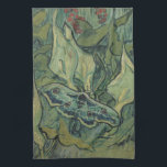 Vincent van Gogh - Stora påfågelsslända Kökshandduk<br><div class="desc">Stor påfågelsspinnare (1889) av Vincent van Gogh är en vintage stilleben inom postimpressionism föreställande natur. En insekten, påfågelsspinnaren, i en vårträdgård med kallaliljor och andra växter. Van Gogh kallade den för en "dödskallefjäril" och målade en dödskalle på baksidan av dess kropp.</div>