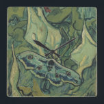 Vincent van Gogh - Stora påfågelsspinnaren Fyrkantig Klocka<br><div class="desc">Stor påfågelspinnare (1889) av Vincent van Gogh är en vintage stilleben inom postimpressionistisk naturkonst. En insekten,  påfågelspinnaren,  i en vårträdgård med kallaliljor och andra växter. Van Gogh kallade den för en "dödskallefjäril" och målade en dödskalle på baksidan av dess kropp.</div>