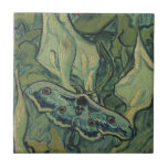 Vincent van Gogh - Stora påfågelsspinnaren Kakelplatta<br><div class="desc">Stor påfågelspinnare (1889) av Vincent van Gogh är en vintage stilleben inom postimpressionism föreställande natur. En insekten,  påfågelspinnaren,  i en vårträdgård med kallaliljor och andra växter. Van Gogh kallade den för en "dödskallefjäril" och målade en dödskalle på baksidan av dess kropp.</div>