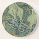 Vincent van Gogh - Stora påfågelsspinnaren Underlägg Sandsten<br><div class="desc">Stor påfågelspinnare (1889) av Vincent van Gogh är en vintage stilleben inom postimpressionistisk naturkonst. En insekten,  påfågelspinnaren,  i en vårträdgård med kallaliljor och andra växter. Van Gogh kallade den för en "dödskallefjäril" och målade en dödskalle på baksidan av dess kropp.</div>