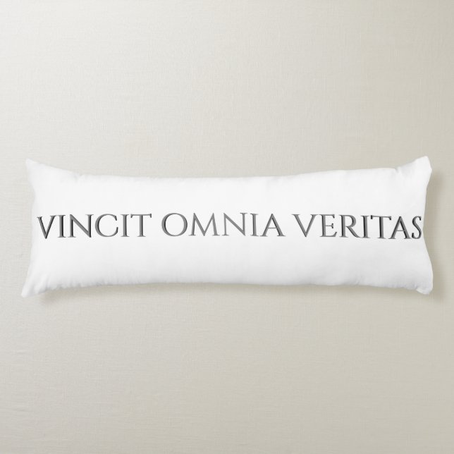 VINCIT OMNIA VERITAS BODY PILLOW KROPPSKUDDE (Framsidan)