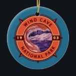 Vind Cave National Park Retro Compass Emblem Julgransprydnad Keramik<br><div class="desc">Vind Cave-vektorteckningens design. Grottan erkänns som världens mest avskyvärda grottsystem.</div>