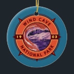 Vind Cave National Park Retro Compass Emblem Julgransprydnad Keramik<br><div class="desc">Vind Cave-vektorteckningens design. Grottan erkänns som världens mest avskyvärda grottsystem.</div>