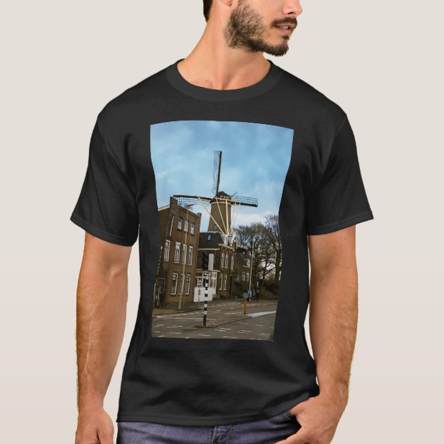 Vind Mill in Gouda Nederländerna. T Shirt (Framsida)