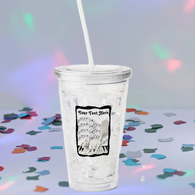 Vindkatt på en Piano-Pub av Vågigt Musik noter Take Away Mugg (Winking cat on piano keys bars music notes black white dotted frame on acrylic drink tumbler.)