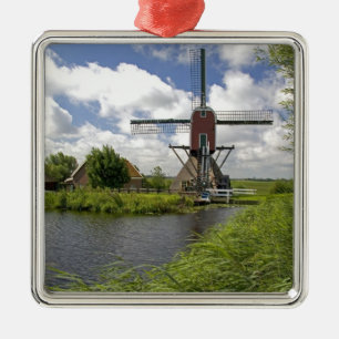 Vindkraftverk längs en kanal öster om Leiden i Julgransprydnad Metall