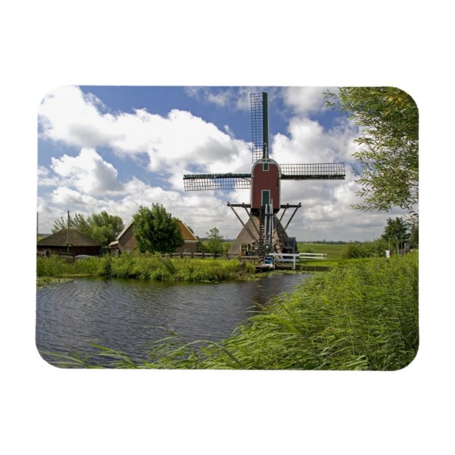 Vindkraftverk längs en kanal öster om Leiden i Magnet (Horisontell)