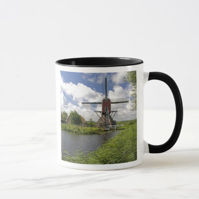 Vindkraftverk längs en kanal öster om Leiden i Mugg (Höger)