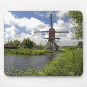 Vindkraftverk längs en kanal öster om Leiden i Musmatta