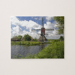 Vindkraftverk längs en kanal öster om Leiden i Pussel