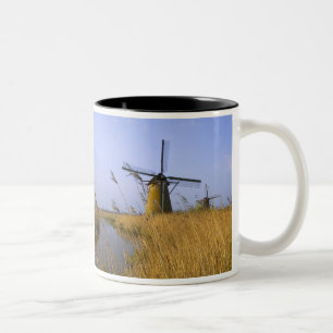 Vindkraftverk längs kanalen i Kinderdijk, 2 Två-Tonad Mugg