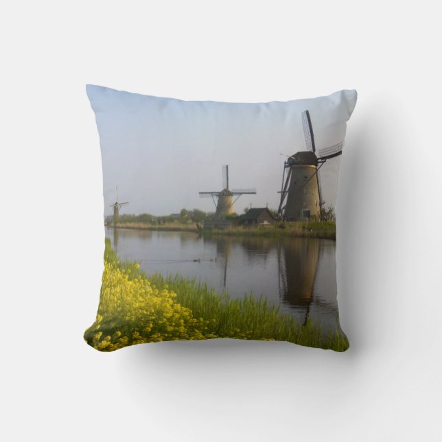 Vindkraftverk längs kanalen i Kinderdijk Kudde (Framsida)