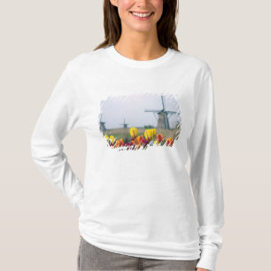 Vindkraftverk och tulpaner längs kanalen i t shirt